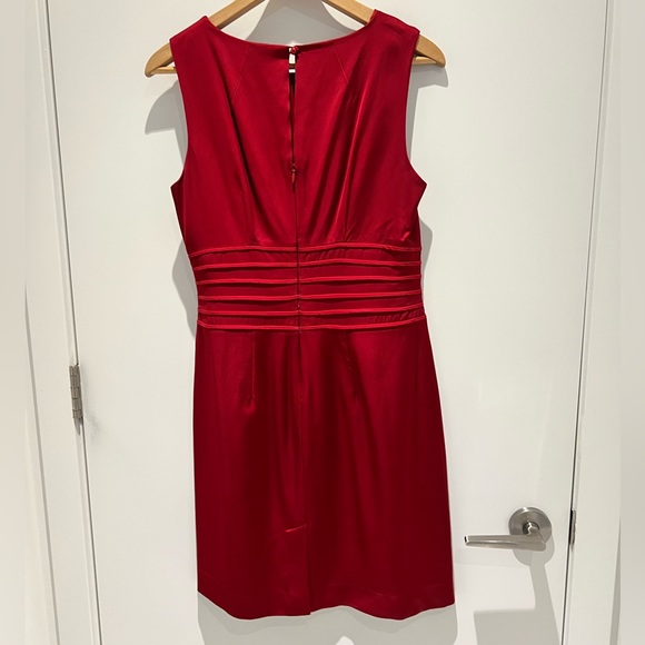 ♥️ Beautiful satin knee length dress with unique pleating pattern - Picture 8 of 10